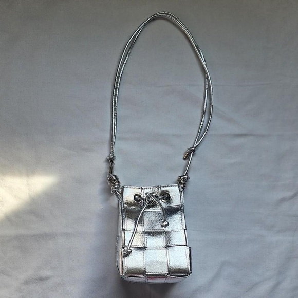 NWOT Rare Steve Madden Silver Bjamiee Shiny Adjustable Drawstring Bucket - Picture 1 of 8